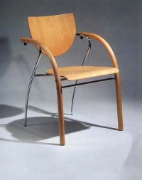 Osobitou židli Thonos (design Ernst W. Beranek) si pořídíte již od 10 000 Kč.