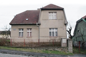 Pohled západní. Vnější podoba domu se od třicátých let minulého století prakticky nezměnila. Majitelé si přáli zachovat původní kamenný sokl a ve stejném stylu vybudovat i nové zídky na zahradě. Výškový rozdíl mezi zahradou a ulicí vyrovnává kamanná podezdívka plotu.