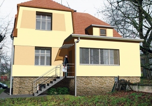 Také druhá varianta návrhu zachovává původní tvář domu a zvýrazňuje plastické členění fasád.