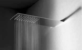 Sprcha Tre milimetri v minimalistickém designu, tloušťka korpusu pouhé 3 mm.