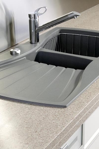 Dřez Tenor 4011 (Luisina Design) v odstínu titan z materiálu luisemetal pořídíte bez bateire a košíku za 10 200 Kč bez DPH (Jelínek).