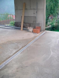 Při liniovém odvodňování zpevněných ploch je voda zachycována a odváděna v souvislé linii.