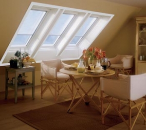 Také horizontální žaluzie dokážou v místnosti i za slunečného dne vytvořit příjemnou atmosféru, cena 2 100 - 3 500 Kč, firma Velux.