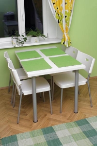 Vybavení jídelní části pořídila majitelka v IKEA. Velké bílé stohovatelné židle Herman za 349 Kč/ks a stůl sestavený podle vlastního výběu z bílé desky a kovových nohou.