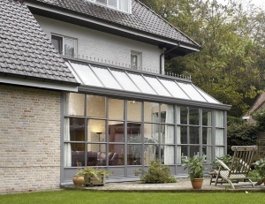 Hliníkový systém Reynaers CR 120 s přerušeným tepelným mostem nabízí stylové a elegantní řešení zimní zahrady za cenu cca 25 000 Kč za metr čtvereční půdorysné plochy (REYNAERS SYSTEMS). Hliníkový systém Reynaers CR 120 s přerušeným tepelným mostem nabízí stylové a elegantní řešení zimní zahrady za cenu cca 25 000 Kč za metr čtvereční půdorysné plochy (REYNAERS SYSTEMS).