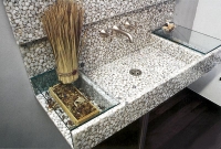 Umyvadlo obložené deskami Riverstone s oblázky zalitými v pryskyřici, cena (podle typu kamenů a zabarvení pryskyřice) od 8 425 do 25 818 Kč za metr čtvereční, KOZÁK BATH &amp; INTERIOR.