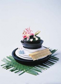 Inspirace japonskou vazbou. Jednou z používaných květin je lilie, exotiku připomínají palmové listy.