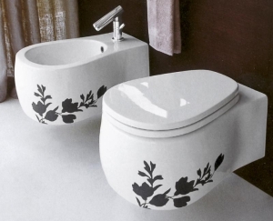 Velké ornamenty zdobí kolekci Pear (AGAPE), cena klozetu 43 815 Kč, IL BAGNO.