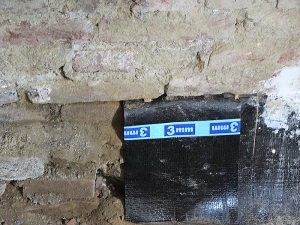 Detail izolace v horizontální spáře zdi.