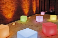 Svítící sedák Cube LED, akumulátorové dobíjení, svítí asi 25 hodin, (MOREE, www.moree.de).