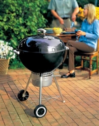 Gril One Touch na dřevěné uhlí může mít průměr 47 nebo 57 cm. Kovové části mají stříbrnou nebo zlatou barvu a gril bývá vybaven různými doplňky (Weber, cena od 4 199 do 13 089 Kč). Gril One Touch na dřevěné uhlí může mít průměr 47 nebo 57 cm. Kovové části mají stříbrnou nebo zlatou barvu a gril bývá vybaven různými doplňky (Weber, cena od 4 199 do 13 089 Kč).