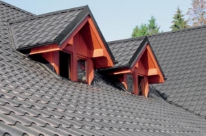 Zákazníci krytinu vyhledávají právě pro její tvar, kterým přirozeně zapadá do zástavby, kde je použita klasická krytina. Zákazníci krytinu vyhledávají právě pro její tvar, kterým přirozeně zapadá do zástavby, kde je použita klasická krytina.