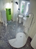 Sprchový systém ze série Chiocciola (AGAPE), ceny: vanička 83 190 Kč, sprchová zástěna 237 490 Kč, sprcha 86 390 Kč, AQUA TRADE.