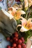 Robustní kytice - čistý, přírodní svazek květin a větví (Lilium, Malus, Gladiolus, Echinops, Rheum rhabarbarum).