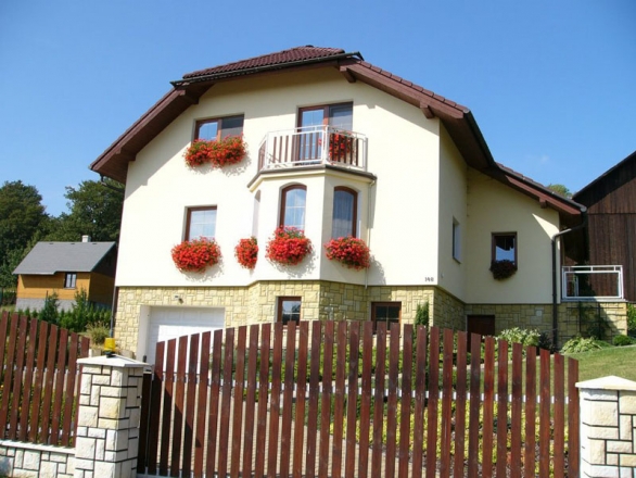 Dům byl dostavěný v roce 2001. Stojí na velmi klidném místě v obci Partutovice. I když není dvougenerační, v současné době ho obývají dvě rodiny.
