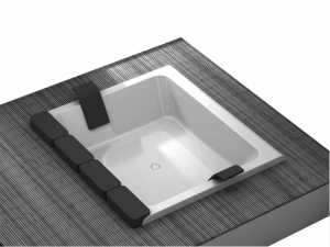 Vana Thais (Blu Bleu), design Antonio Bullo, dva podhlavníky a čtyři polštářky v bílé/antracitové barvě, možno i s hydromasážním systémem.