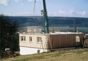 Tradice dřevostaveb byla u nás historickým vývojem přerušena, i když snaha využívat dřevo pro stavby rodinných domů tady byla.