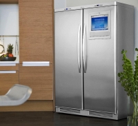Chladnička Screenfridge (ELECTROLUX) je kromě řady nadstandardních funkcí vybavená integrovanou obrazovkou a patnáctipalcovým displejem, který umožňuje připojení na internet, sledování televize, posílání e-mailů, chatování a přehrávání MP3 záznamů, cena 250 000 Kč, ELECTROLUX.