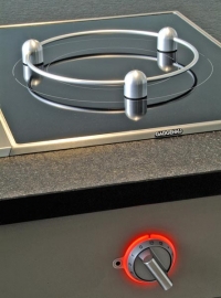 Stojánek GAGGENAU je možné používat jen na desce VI411111.