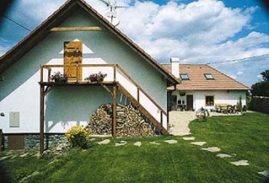Z boku obztného křídla domu je samostatný vchod do podkroví, které je připraveno posloužit jako samostatný byt.