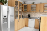 Vysněná spíž je podle majitelčiných požadavků 90 cm široká, 60 cm hluboká a opatřená prosklenými dvířky. Americkou dvoukřídlou chladničkou si splnili sen oba manželé.