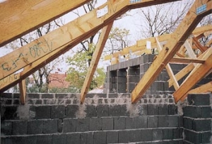 Je třeba upozornit na nutnost komplexního návrhu montovaného domu již v předvýrobní fázi, neboť součástí dodávky jsou i připravené rozvody.