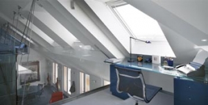 Interiér byl architekty navržen včetně nábytku, pouze sedací nábytek byl dokoupen.
