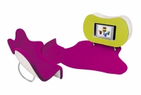 Pohovka KRYSALIS (design Karim Rashid), rozměr 110 x 120 x 170 cm, konstrukce z laminátu a oceli, sedák a opěrka z polyuretanové pěny.