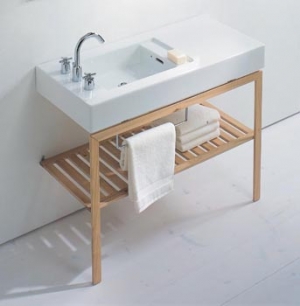 Umyvadlo od firmy Ideal Standard, 106,7 x 49 cm, cena 17 030 Kč, stolek z třešňového masivu stojí 26 690 Kč (ceny bez DPH).