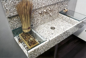 Umyvadlo obložené deskami Riverstone s oblázky zalitými v pryskyřici, cena (podle typu kamenů a zabarvení pryskyřice) od 8 425 do 25 818 Kč za metr čtvereční, KOZÁK BATH &amp; INTERIOR.