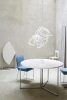 Stůl F2 (LIGNE ROSET), design Nils Frederik, bílý lak, ořech, průměr 125 cm, výška 75 cm, cena v bílém laku 48 510 Kč. Cena v ořechu 53 050 Kč, LIGNE ROSET.