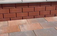 Dlažba Monume se vyrábí v obdélníkovém formátu 60 x 40 cm, výšce 8 cm a v šesti barvách, od přírodní přes černou až po čtyři barevné mixy, zde odstín nazvaný Piedo (PRESBETON).