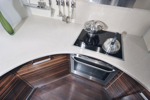 Kompozitní materiál lze opracovat do atypických tvarů. Pracovní deska z řady Crystal, provedení Royal (TECHNISTONE). Cena od 7 000 Kč/bm, DECOR STUDIO.