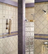 Ani rustikálně pojatý interiér vás nemusí limitovat v začlenění luxfer.