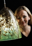 Louise Campbell a závěsné svítidlo Fatso (Louis Poulsen Lighting), polyesterová pryskyřice, vyrobeno v neopakovatelných variantách.