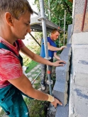 Zateplování domů ovšem není pouze o zateplení jeho stěn, nutné je zapojit i další úpravy objektu tak, aby skutečně docházelo ke snížení úniků tepla.