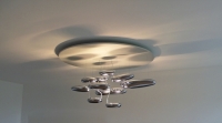Závěsné svítidlo Mercury (Artemide), nosný disk je z hliníku, bubliny se žárovkou z pokoveného hliníku, ostatní bubliny z pokoveného plastu.
