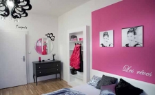 Komoda a psací stůl pochází z řady Eddland z IKEA. Starožitná židle, která jediná byla z původního zařízení vzata na milost, dostala nový nátěr a čalounění.