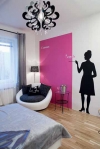 Designérky nechtěly použít už známé fotky nebo obrazy Audrey, rozhodly se, že na stěnu namalují siluetu, které bude stát modelem Katka a kterou pak ručně obkreslí a vybarví. Z televizní maskérny vyšla Katka à la Audrey Hepburn. Proměna se tak zdařila, že by byla škoda Katku nezvěčnit i na fotografiích.