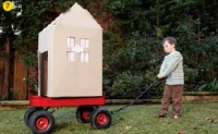 Domek můžete pořídit dřevěný nebo přenosný plastový či látkový. Výhodou přenosných domků či přístřešků je jejich fl exibilita, nemusíte příliš dumat, kam s ním. Pokud se rozhodnete stavět dřevěný domeček, je vhodné najít na zahradě příhodné místo. Stylovým řešením je postavení plachtového týpí pro větší děti, v blízkosti kterého může být přírodní ohniště vyskládané z kamenů a obklopené lavicemi z kusu klády.