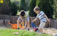 Malé děti se zabaví stavěním z písku. Pískoviště může být přenosné i zabudované. U stabilního pískoviště je nutné vyřešit odvodnění, aby se z něj po deštích nestal bazének. Pokud nebude zakryté, doporučujeme umístit jej na slunci, snáze dojde k vyhřátí písku a ke zničení parazitů. Stabilní pískoviště může být zahloubené nebo vyvýšené, je účelné, aby jeho okraje při vhodném tvaru a materiálu sloužily k sezení. Ze zabudovaného pískoviště se časem, až ho děti nebudou využívat, stane třeba vyvýšený záhon.