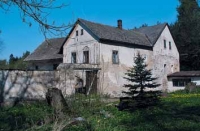 Takto vypadala budova mlýna před rekonstrukcí v roce 2006. Na snímku sice působí romanticky, ale stavebně na tom byla po využívání JZD dost špatně.