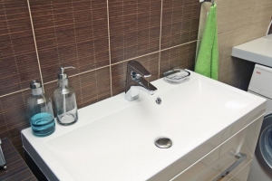 Umyvadlo z litého materiálu je součástí umyvadlové skříňky Naturel Cube.