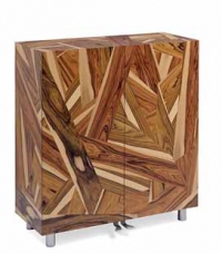 Komoda Bois de Rose má moderní krychlový tvar, design čerpá inspiraci z dob Ludvíka XV. Otevírá se pomocí malých pedálů a povrch zdobí výrazná intarzie z dnes již zapomenutého růžového dřeva. Pro společnost Edra navrhl Massimo Morozzi.