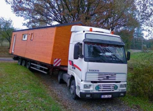 Na českém trhu se průkopníkem v oblasti mobilních dřevostaveb stal český výrobce z Nové Paky, firma Wood Construction (WHB, s. r. o.). Jejich domky odpovídají vysokým kvalitativním požadavkům a podléhají přísnému ekologickému konceptu Eco Systém. Investor sice nemá možnost sledovat výstavbu domu na svém pozemku, ale firma mu pravidelně zasílá fotografie z výrobní haly, kde jeho dům vzniká.