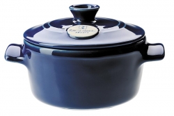 Hrnec s poklicí Flame (EMILE HENRY) z vysoce kvalitní keramiky, Ø 20 cm, objem 2,5 l, k dostání v několika barevných variantách. Cena 2 685 Kč, VASEKUCHYNE.CZ.