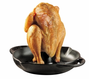 Litinová nádoba pro vertikální pečení Noir (STAUB) je vhodná zejména pro pečení drůbeže, Ø 24 cm, cena 3 518 Kč, KULINA.