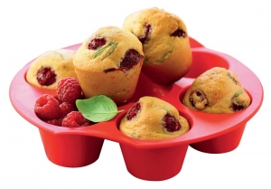 Silikonovou formu Muffins UO2 (TUPPERWARE) lze použít na pečení muffinů nebo k přípravě pudinků či aspiků. Průměr 21 cm, cena 780 Kč, TUPPERWARE.