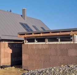 Zdivo z dřevoštěpových bednicích desek (Velox) vyplněných betonem kombinuje vlastnosti dřeva (formy) a betonu (obsahu).