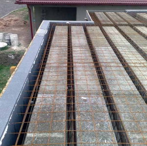 Dřevěná štěpka, beton, železo, izolace. To všechno se pěkně sestaví a opět zaleje betonem... Jeden z nejčastěji používaných systémů vodorovných nosných konstrukcí (VELOX).